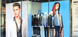 embed signage cloud digital signage software - How Digital Signage Transforms the In-Store Experience - Digital Window Displays at Topman